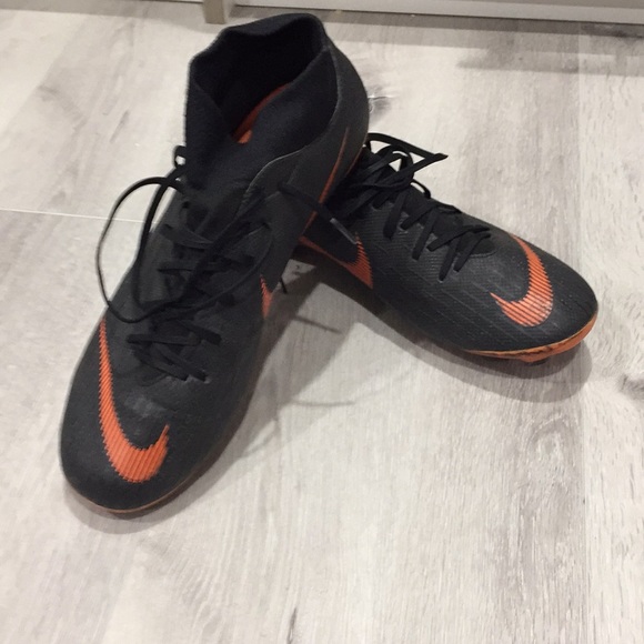 Mercurial Nike soccer shoes - Picture 1 of 2